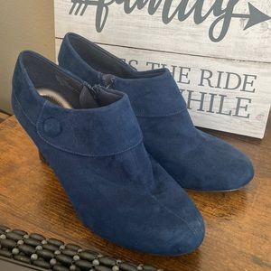 Amelia Grace ladies suede navy blue size 8.5
